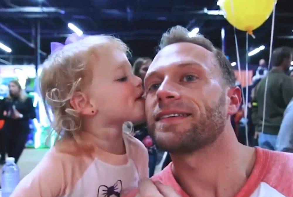 爸爸祝福五胞胎女儿生日快乐,忙着接受女儿们