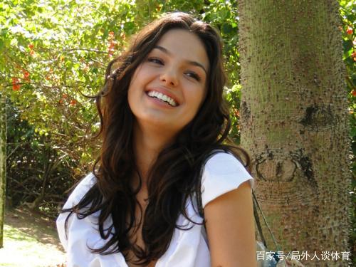 巴西球星卡卡前妻太美了！15岁就征服卡卡，离婚理由是异地太久