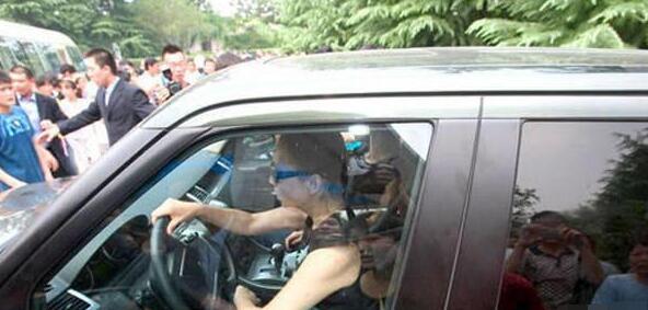 她和赵本山是老搭档, 私底下座驾被赞威武