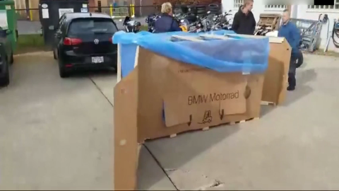 土豪订购40万的宝马摩托车刚到货，打开箱子看到送的礼物后懵圈了