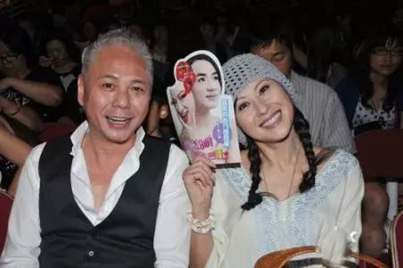 她在丈夫破产后复出接拍半裸广告养家，而丈夫却趁她拍戏时出轨！