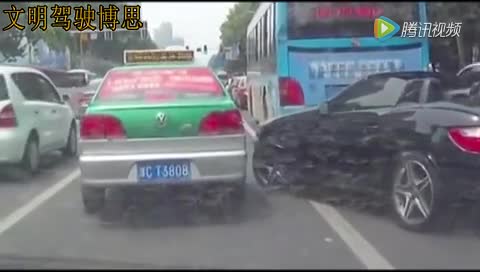 敞篷车女司机撞上出租车，下车后10公分的高跟鞋亮了