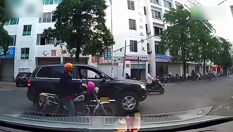摩托车大哥不慎剐蹭SUV，接下来车主的做法简直畜生！毫无人性