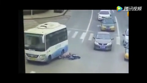 行车记录仪：电动车撞上出租车惨遭大客车碾压，付出生命代价