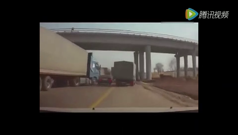 强悍卡车司机如何对付公路加塞儿，理性让道