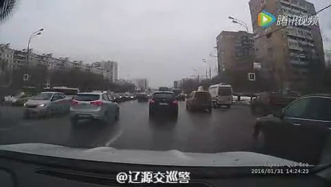 出租车这么牛，竟然别救护车，结果差点被群殴！