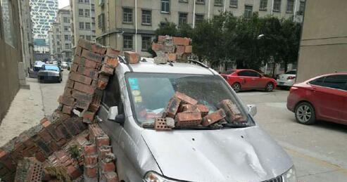 五菱宏光被围墙砸坏，车主看到车子后感慨自己终于要发财了！