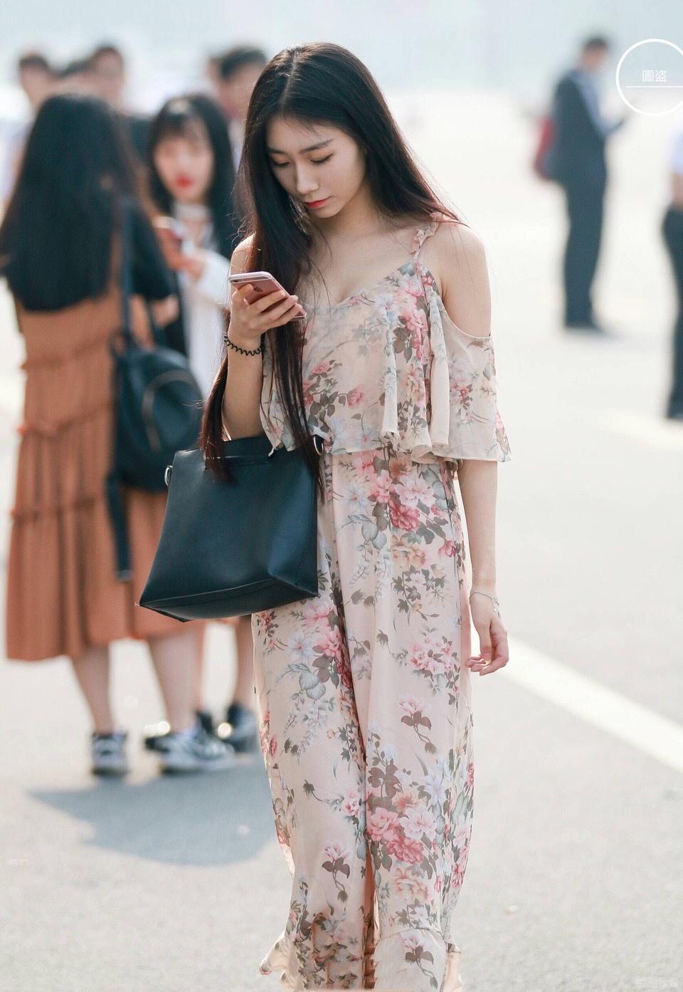 街拍清凉薄纱小姐姐似透非透更具妩媚女人味