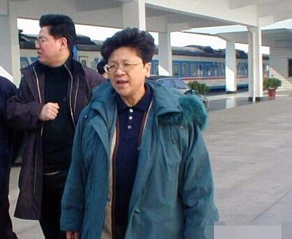 女贪官私生活实录，大力提拔司机，不分时间地点想来就来