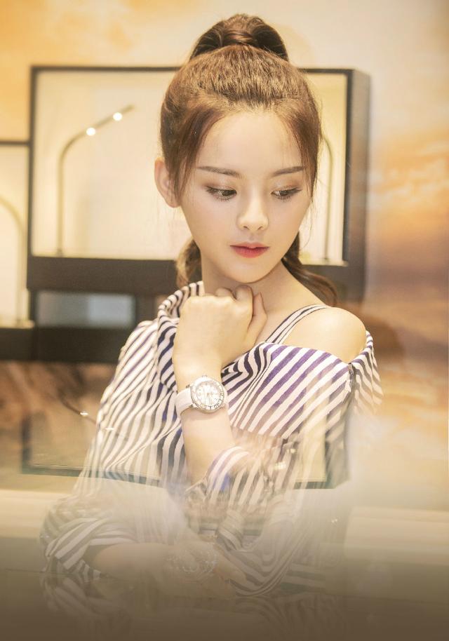 杨超越拿下腕表代言,村花的时尚表现力超乎你