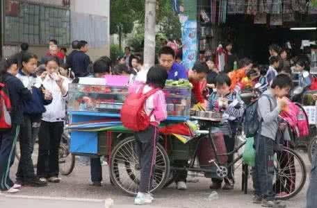 还记得那些在小学门口摆的小吃吗?不贵而且好