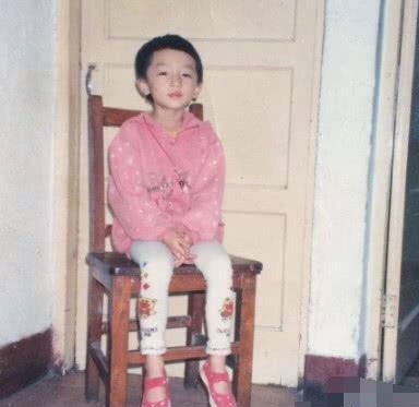 杨紫周冬雨童年旧照曝光, 这个细节暴露真实家