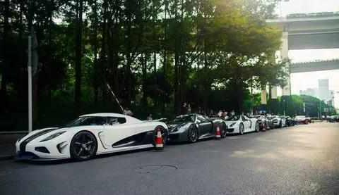 这可能是交警贴过最贵的车，共8辆价值1亿3千万