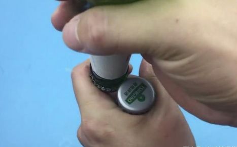 开啤酒瓶盖别再用开瓶器了,教你一招,单手就能