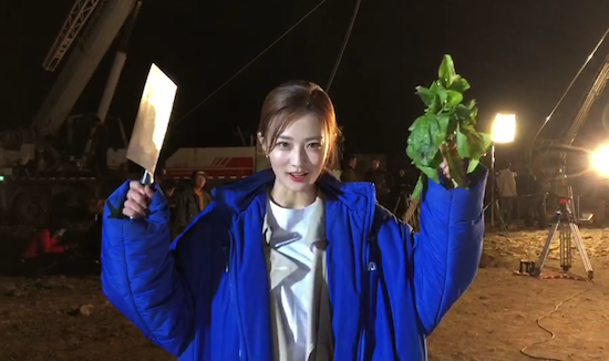 《写命师》杀青 徐璐现场“杀”青菜玩疯