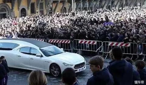 紫百合队长葬礼，玛莎拉蒂竟然是灵车！