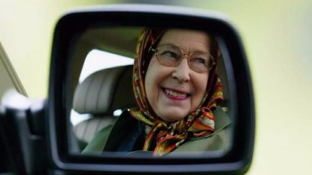 这辆车抢镜王子大婚，老司机女王却看都不看一眼！