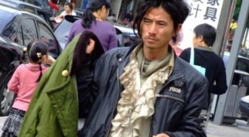 “犀利哥”走红8年后，早已变成“中年大叔”，你对他还有印象吗