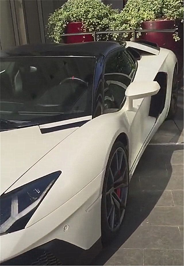 是一辆兰博基尼埃文塔多lp-750-4,国内售价801万,保险费用20多万,落地