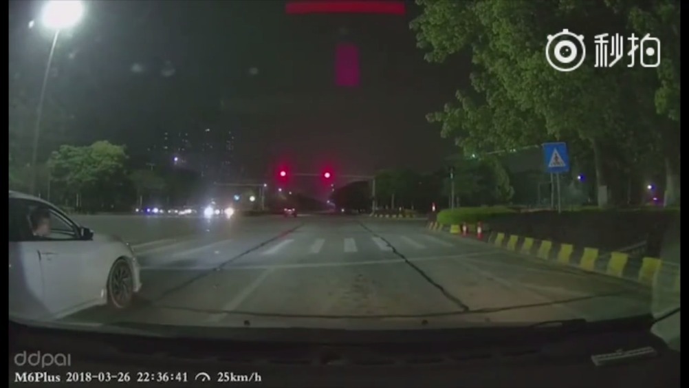 交通安全 又一辆恶意阻拦后车的车主，还开窗骂人，据说思域车主被判拘留...