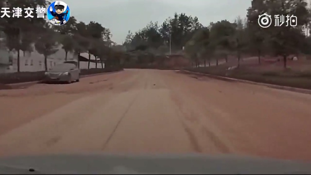 交通安全  在泥泞路面上行驶和在冰雪路面上是一样的，没什么抓地力，所以一...