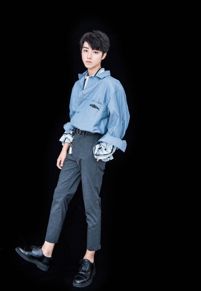 王俊凯低调现身北电报到,打扮随意穿着清新,网友:好狠一男的!图片