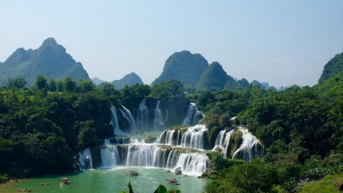亚洲最大跨国瀑布，年均水流量是黄果树瀑布的三倍