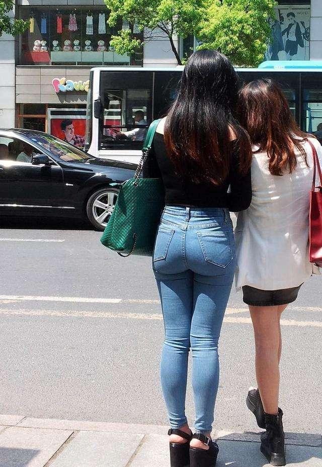 我就说吧! 微胖的女生穿紧身牛仔裤会很美