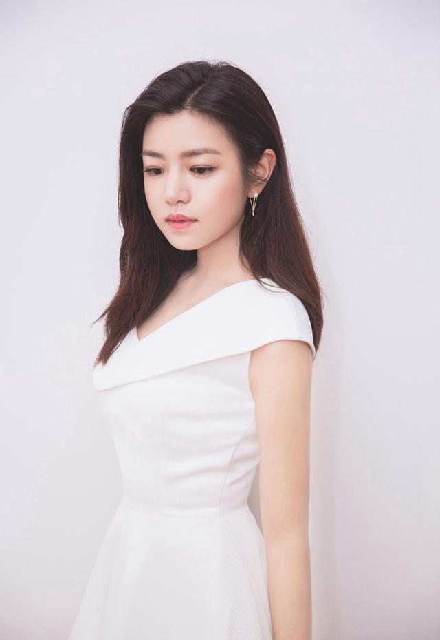 本以为赵丽颖穿白裙已经够美了,直到看到陈妍