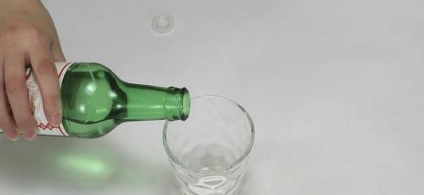 不停打嗝怎么办?白醋和冰糖混一起喝下去,就能