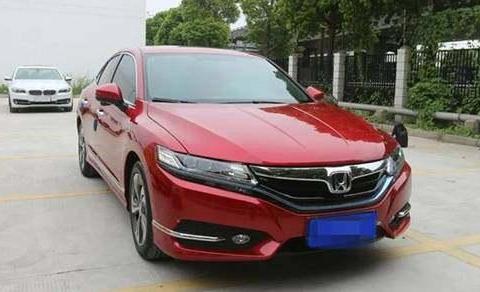 买迈腾后悔了！这车比他拉风十倍，直降2万5仅15万52.0L油耗6.8