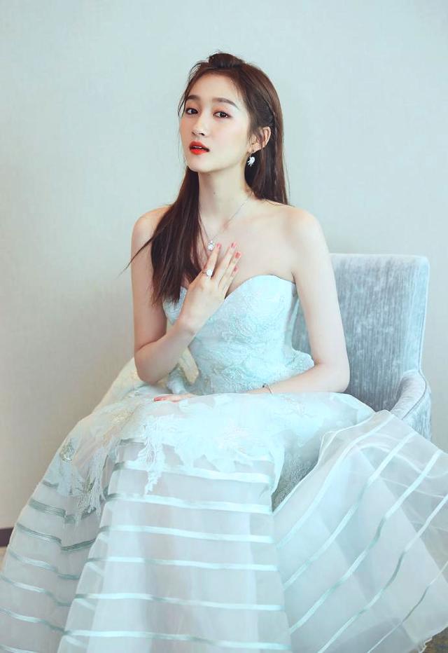当168baby与173关晓彤同穿公主裙,才知道矮一点也很好看!