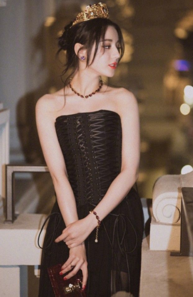 头戴皇冠的迪丽热巴,一袭黑裙美成了女王,全身都靠带子撑起来!