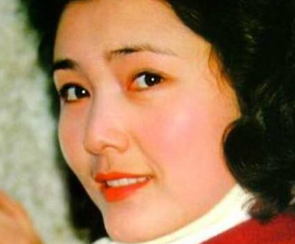 64岁姜黎黎风采依旧,为丈夫冒险高龄产女,丈夫为她一夜白头