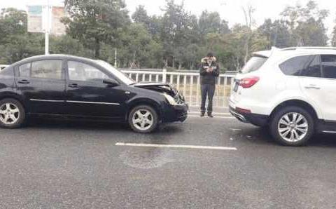 哈弗被奇瑞追尾 车主下车查看后忍不住笑了