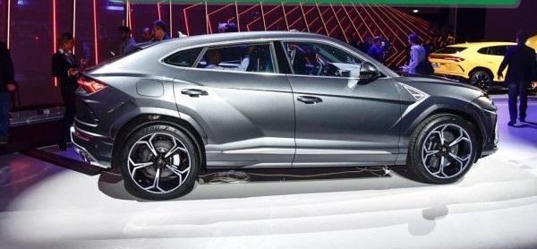 售价313万的超跑SUV，比宾利添越科幻很多，自带妹子上车功能