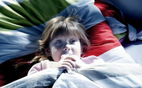 5岁男童半夜惊醒,连说带哭,医生:不是做噩梦,是