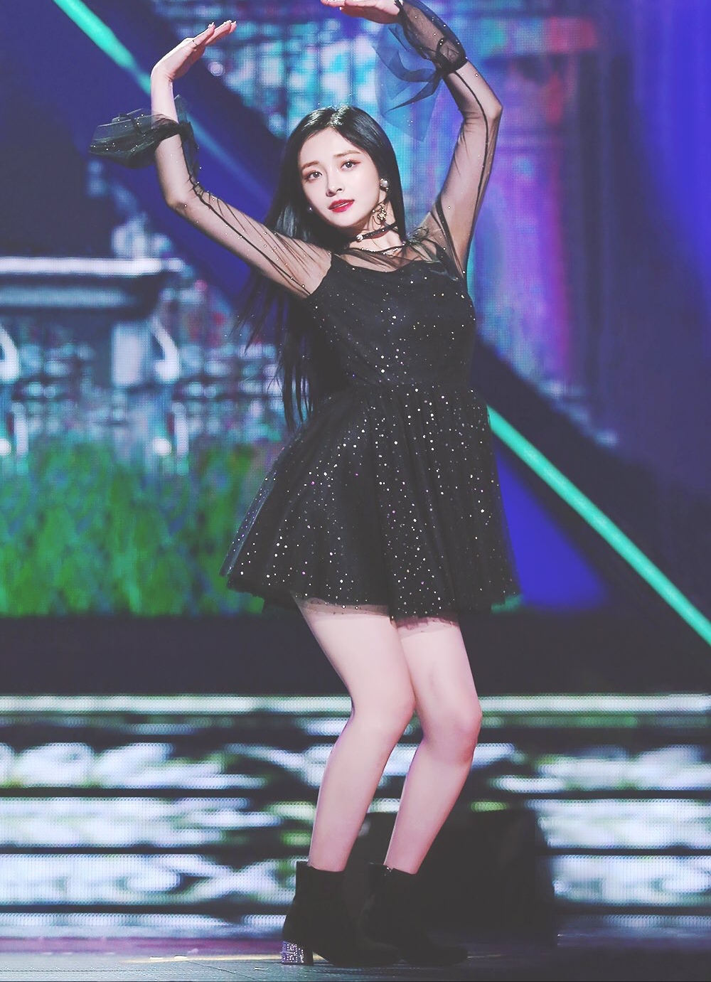 周洁琼这些打歌服真是丑到爆了,每次看到都想打死造型师