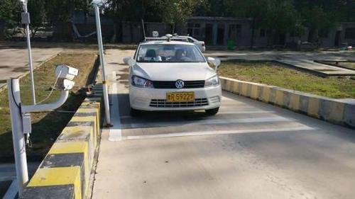 听说考驾照很难？一男子教练车当超跑，20秒通过？！