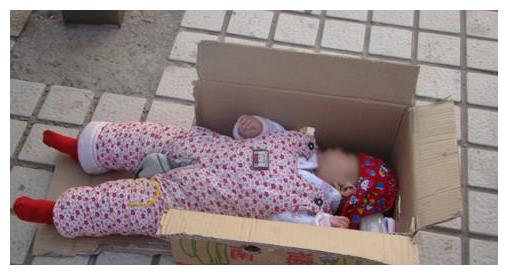 狠心父母扔掉畸形婴儿, 孩子长大有钱后, 跪求孩