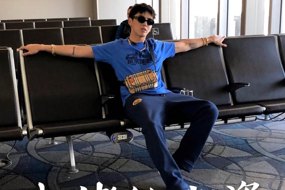 吴亦凡机场现身坐姿霸气,项圈金手链挂满身成最帅“暴发户”