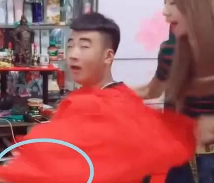 女理发师感觉不对 掀开男子帷布 怒喊