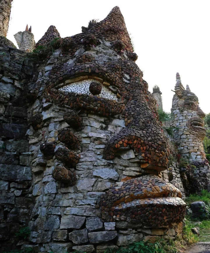 贵州78岁大爷隐居荒山21年,用石头造了一个魔幻城堡!