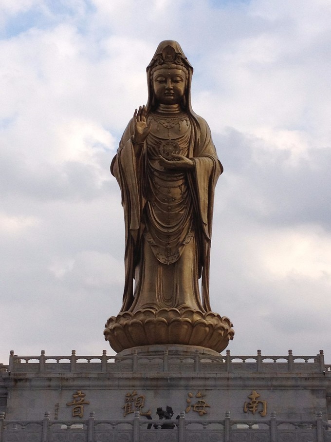 说是观音显灵(原本是阴雨天,开光时,观音菩萨像上空那一片乌云退