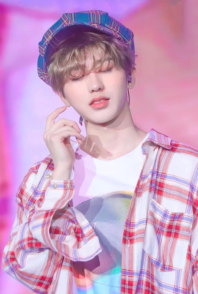 蔡徐坤发型合集,霸气大背头,可爱鲻鱼头,都不及这帅气