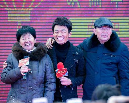 王宝强和父母享受田园之乐