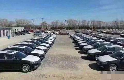 大众帕萨特也卖不出去, 库存车堆满空地, 4S店经理: 清仓十万!