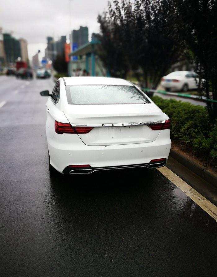 吉利缤瑞新车上路,白色实车甩朗逸10条街,卖8