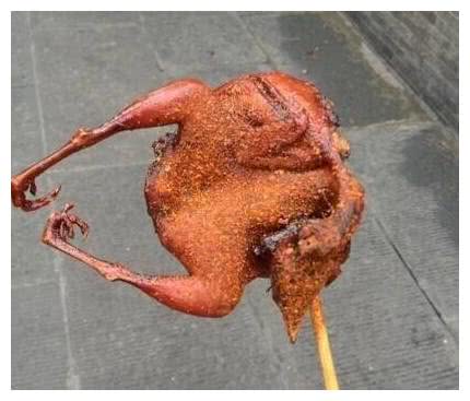 大学生毕业创业卖油炸鹌鹑,10元一个,点睛之笔