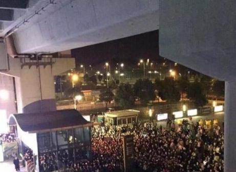 鹿晗坐飞机引起不适 一边的蓝盈莹全程不知所措，邓超爸爸太贴心